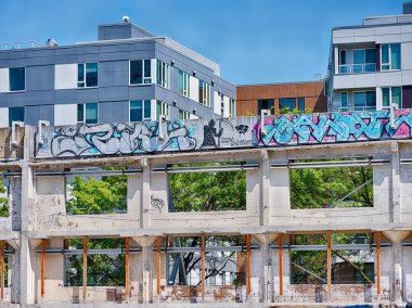 SEATTLE, ABD - 4 AĞUSTOS 2019: South Lake Union 'daki yeni daireler eski Seattle Times gazete binasının kısmen yıkılmış duvarlarının arkasında yükseliyor.