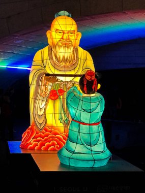 Seul 'deki Işık Festivali' nin aydınlatılmış bir görüntüsü arkasında renkli bir köprüyü aydınlatıyor..