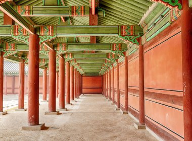 Changdeokgung Kraliyet Sarayı 'ndaki geleneksel Kore mimarisi turuncu ve yeşil renklerle parlıyor..