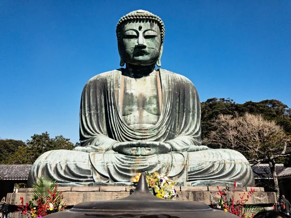 Olbrzymi Budda Kamakura Siedzi Skrzyżowany Ofiarami Przed Nim — Zdjęcie stockowe