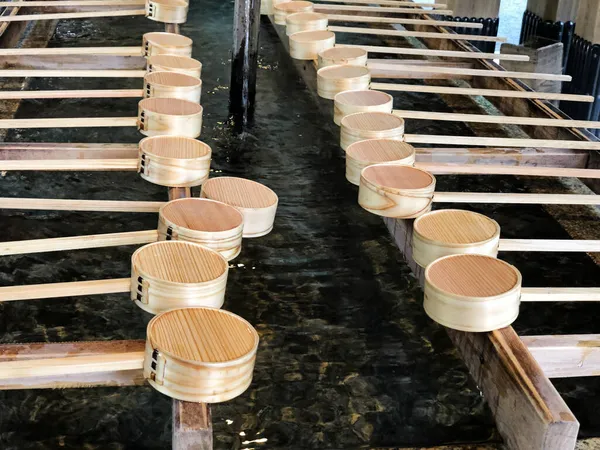 Wooden Purification Ladles Used Shinto Ritual Line Pool Running Water — Stock Photo, Image