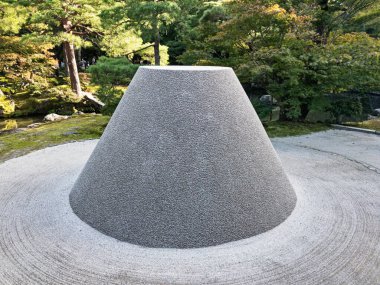 Kumdan yapılmış bir silindirik koni Japonya 'daki bir Zen bahçesindeki bir dağı temsil etmek üzere şekillendirildi..