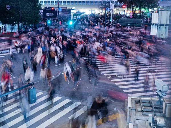 Setki Przechodniów Biegną Przez Shibuya Godzinach Szczytu Kiedy Światło Się — Zdjęcie stockowe