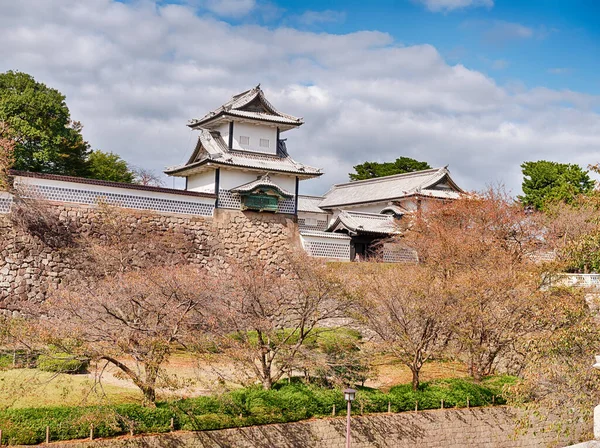 金沢城の門前町は 桜が生い茂る渓谷の上にあります — ストック写真