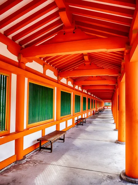 Lavičky Lemují Dlouhou Chodbu Podél Okrajů Chrámu Tisíce Buddhů Japonském — Stock fotografie