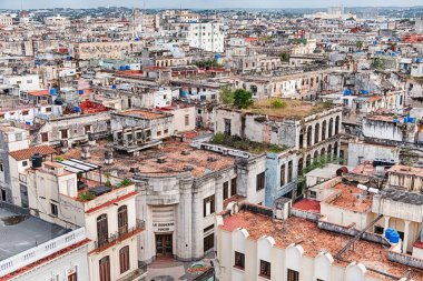 Şehrin en yüksek binalarından birinden Eski Havana 'nın (Havana Vieja) çatı ve binalarının manzarası.