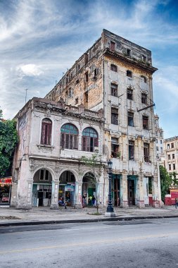 Havana, Küba sokaklarındaki eski ve çürüyen bir binanın yeni bir boyaya ve yenilenmiş bir dış görünüşe ihtiyacı var..