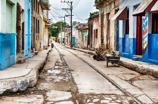 아바나 근처에 마을이나 라에서는 한적하고 거리가 쿠바의 이웃들의 전형적 특징이다 — 스톡 사진