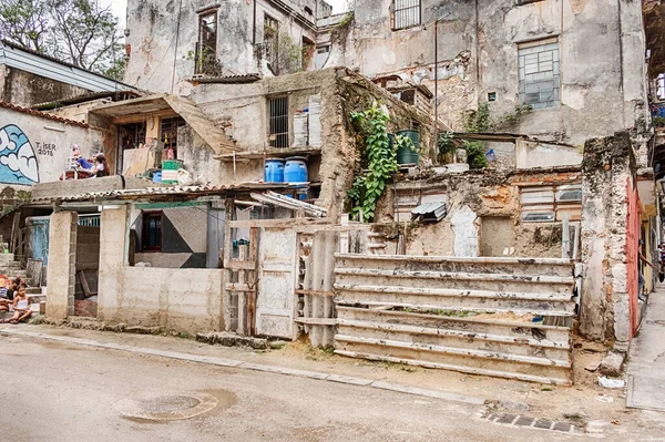 Küba Nın Havana Vieja Kentindeki Yıkık Dökük Bir Konut Binası — Stok fotoğraf