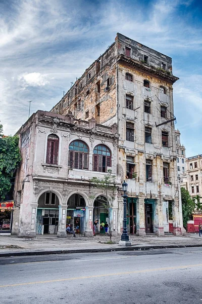 Havana Küba Sokaklarındaki Eski Çürüyen Bir Binanın Yeni Bir Boyaya — Stok fotoğraf