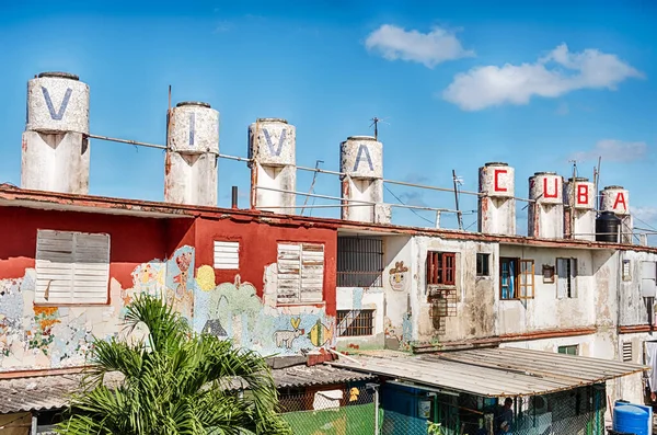 Viva Cuba Nastíněna Komínech Obytného Činžovního Domu Čtvrti Fusterlandia Arts — Stock fotografie