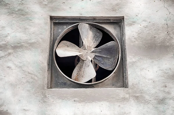 哈瓦那潮湿的空气中 一座非典型建筑上的壁扇提供了通风 图库图片
