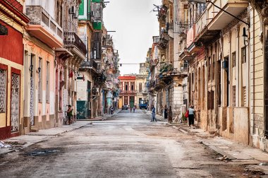 HAVANA, CUBA - 31 Aralık 2019: Havana 'nın Vedado yerleşim bölgesindeki Noel arifesinde kaldırımlarda neredeyse boş bir sokak dolusu insan var..