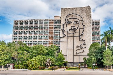 HAVANA, CUBA - 24 Aralık 2019: Che Guevara 'nın Havana, Küba' daki Plaza de la Revolucion 'un yanındaki bir ofis binasını sunması.