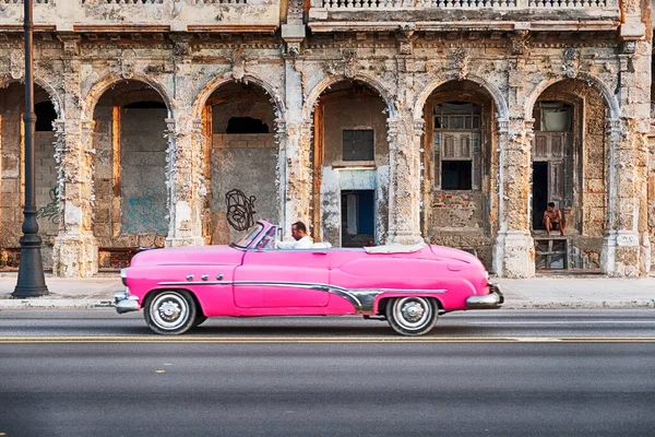Havana Cuba December 2019 Анонімний Чоловік Водить Вінтажний Рожевий Американець — стокове фото