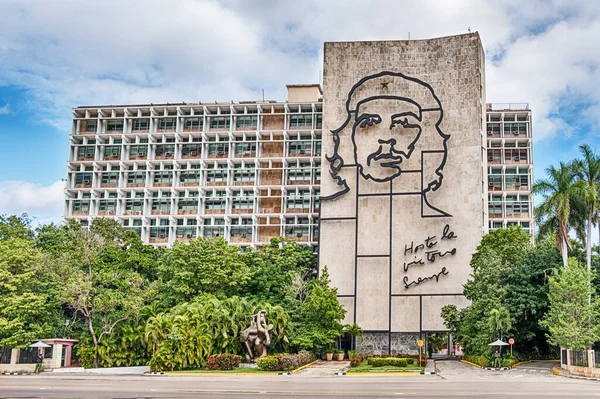 HAVANA, CUBA - 24 Aralık 2019: Che Guevara 'nın Havana, Küba' daki Plaza de la Revolucion 'un yanındaki bir ofis binasını sunması.