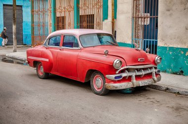 HAVANA, CUBA - 22 Aralık 2019: Küba 'da Haana yakınlarında bir kasaba olan Regla' nın ana caddesinin yanına eski bir klasik Amerikan arabası park edilmiştir..