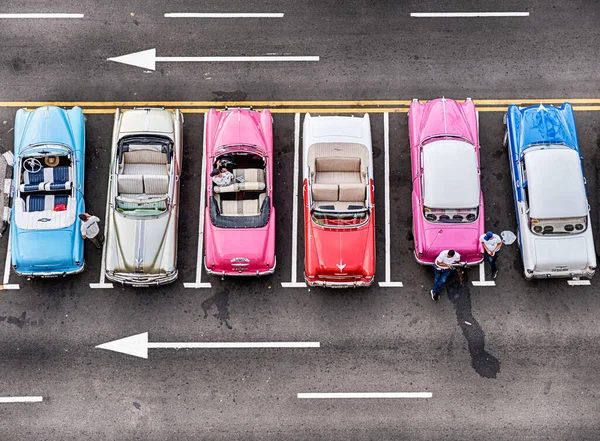 ハバナ キューバ 2019年12月22日 上記のように ハバナの路上で乗客に支払うことを待っている6色のアンティークアメリカ車の列が駐車されています — ストック写真