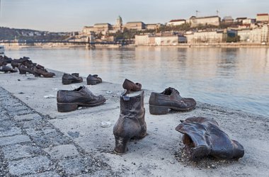 Budapeşte, Macaristan - 31 Mart 2017: Tuna ayakkabı üzerinde memorial Can Togay ve Gyula Pauer tarafından commemmorate Macar soykırım kurbanları olan Yahudiler oluşturuldu.