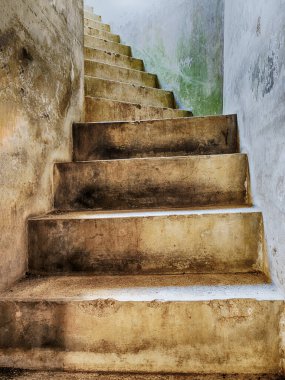 Fort Casey 'deki bodrum katındaki merdivenler ışığa çıkıyor..