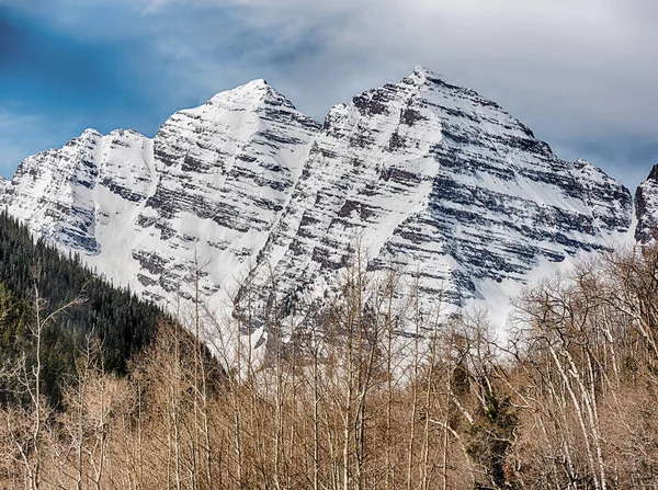 Toppen Maroon Bells Stiger Över Toppen Asp Träd Våren — Stockfoto