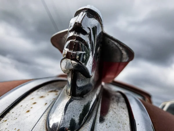 Een Glanzend Chroom Kap Ornament Profiel Tegen Een Bewolkte Lucht — Stockfoto