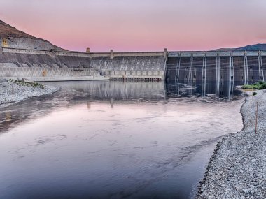 Grand Coulee Barajı, ABD 'deki en büyük barajlardan biridir. Haziran 'ın bu rekor sıcaklıkta, 117 / 47 derecede (F / C), gökyüzü gece barajın üzerinde parladı..