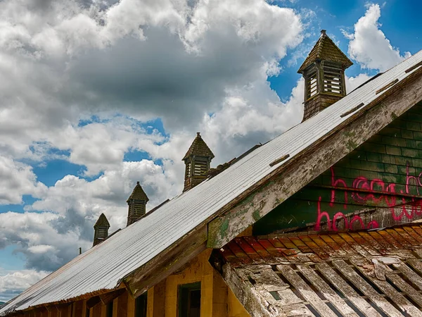 Des Nuages Coulent Sur Ancien Toit Grange Dans État Washington — Photo