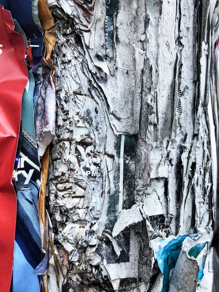 抽象的な背景になるシアトルの電柱上の引き裂かれたポスターの垂直方向のビュー — ストック写真