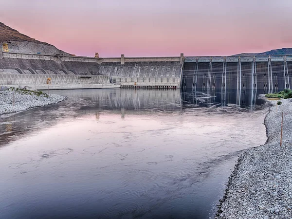 大库利大坝是美国最大的大坝之一 六月的这一创纪录的温度日 即117 47摄氏度 的时候 大坝上空的夜空在夜晚闪烁着光芒 免版税图库照片