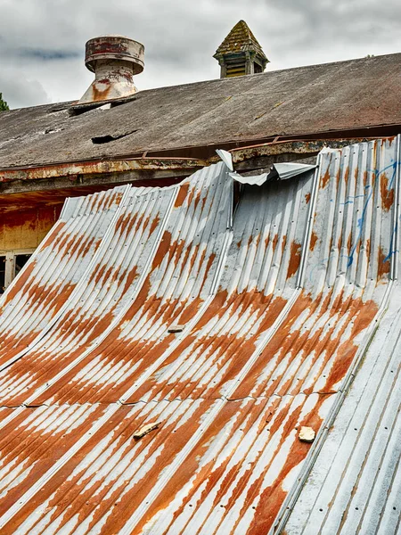 Ferrugem Começa Acumular Nos Restos Telhado Lata Ondulado Lado Velho — Fotografia de Stock