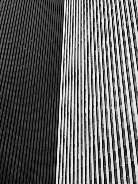 Dvě Kancelářské Budovy Jsou Ostrém Kontrastu Jedna Slunci Druhá Stínu — Stock fotografie