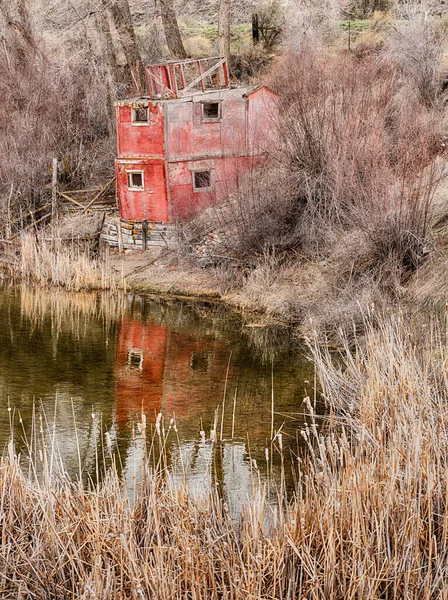 Μια Παλιά Κόκκινη Καμπίνα Αλιείας Βρίσκεται Δίπλα Μια Μικρή Λίμνη — Φωτογραφία Αρχείου