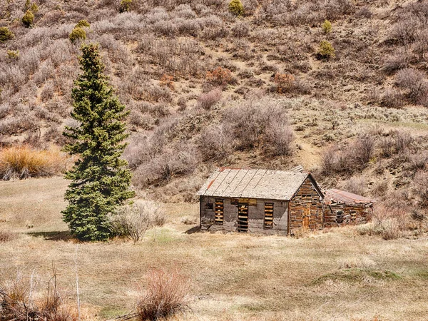 コロラド州のスノーマス近くの田園地帯の端に小さな納屋か小屋がある — ストック写真