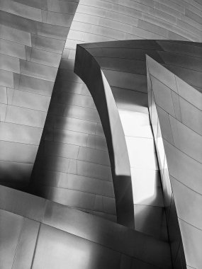 Los Angeles, ABD - 2 Kasım 2021: Işık ve gölgeler, Frank Gehry tarafından tasarlanan Los Angeles 'taki Walt Disney Filarmoni Binası' nın mimari detaylarını gösteriyor. 