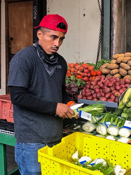 Seattle Usa August 2021 Man Prepares Vegetables Display Outdoor Market — Stock Photo, Image