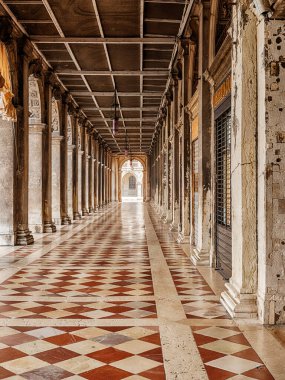 Venedik 'teki Valilik Sarayı' nın yanındaki uzun geçit taş sütunlar arasında mermer kiremitlerle kaplı..