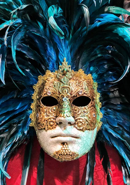 Una Máscara Decorativa Con Plumas Azules Venecia Está Lista Para —  Fotos de Stock