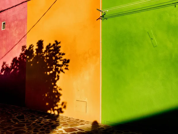 Paredes Traseiras Três Casas Burano São Pintadas Vermelho Brilhante Amarelo — Fotografia de Stock
