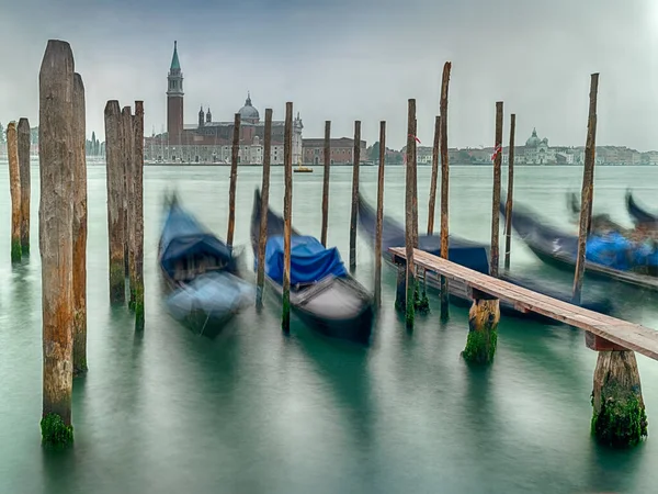 Гондолы Движутся Движением Воды Пока Пришвартованы Большом Канале Венеции — стоковое фото