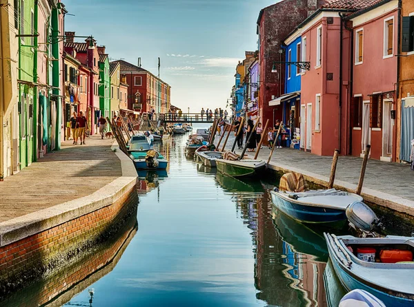 Barcos Ambos Lados Estrecho Canal Pequeña Ciudad Burano Cerca Venecia — Foto de Stock