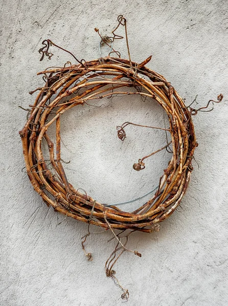 Une Simple Couronne Faite Partir Une Vigne Décore Mur Blanc — Photo