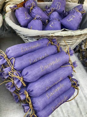 Gordes 'daki bir lavanta pazarı sergisi güzelce poşetlere bağlanmış ve satılığa çıkarılmış..
