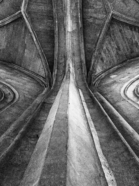 朝上看 是一个通向拱形拱形拱顶的柱状建筑的景观 黑白分明 — 图库照片