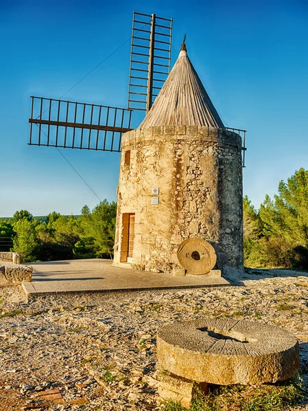 Fontvielle的老风车 或Moulin 是法国的历史性地标 — 图库照片