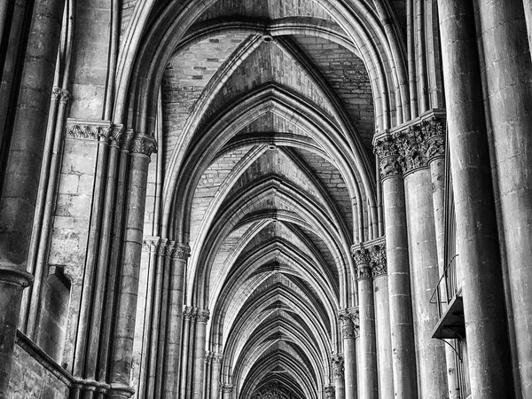 Kemerli siyah ve beyaz tavanlar ve yükselen sütunlar tarihi Gotik Reims kataloğunun tepesinden yükseliyor..