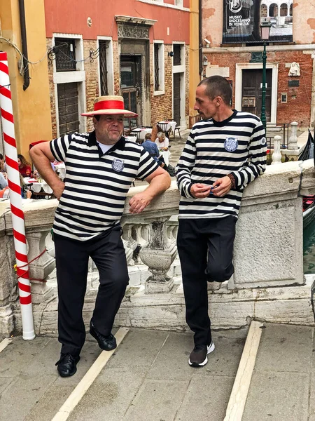 Venice Itália Setembro 2021 Dois Homens Uniforme Tradicional Dos Gondoleiros — Fotografia de Stock