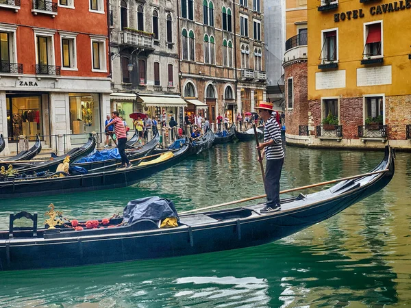 Venecia Italia Septiembre 2021 Gondolero Conduce Barco Hacia Amarradero Justo —  Fotos de Stock