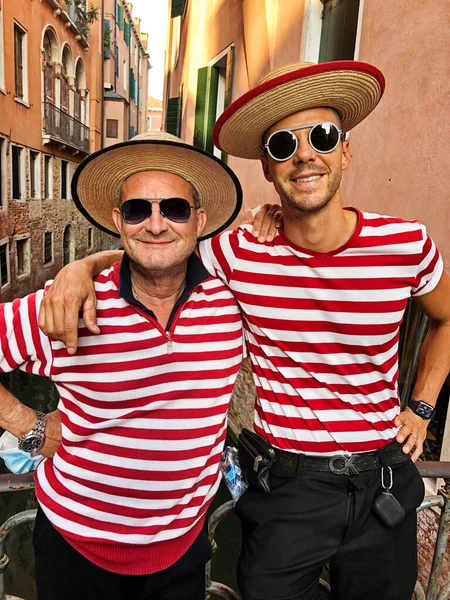 Venecia Italia Septiembre 2021 Dos Gondoleros Sus Camisas Tradicionales Rayas —  Fotos de Stock