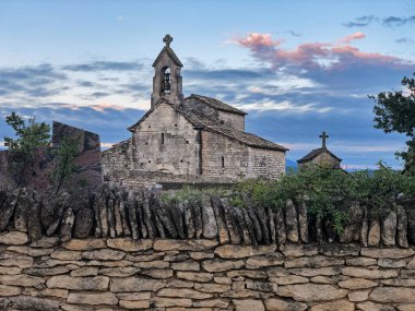 Roma tarzı Katolik St. Pantaleon Kilisesi mezarlık duvarının üzerinden yükselir..